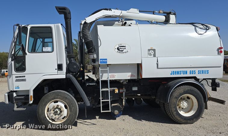 image for item DW3764 2000 Freightliner FC70 street sweeper truck