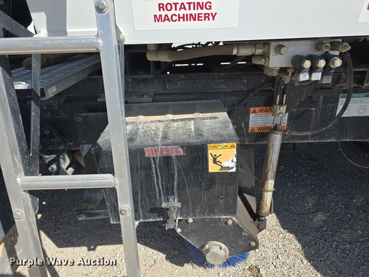image for item DW3764 2000 Freightliner FC70 street sweeper truck