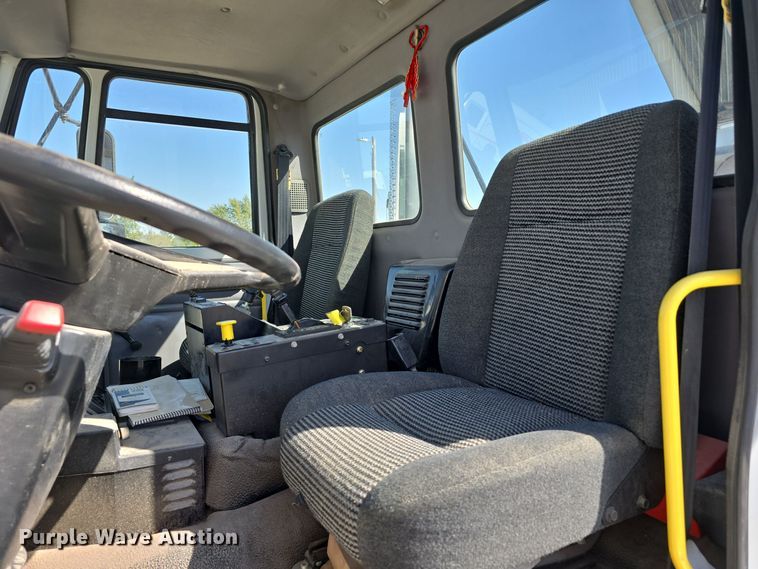 image for item DW3764 2000 Freightliner FC70 street sweeper truck