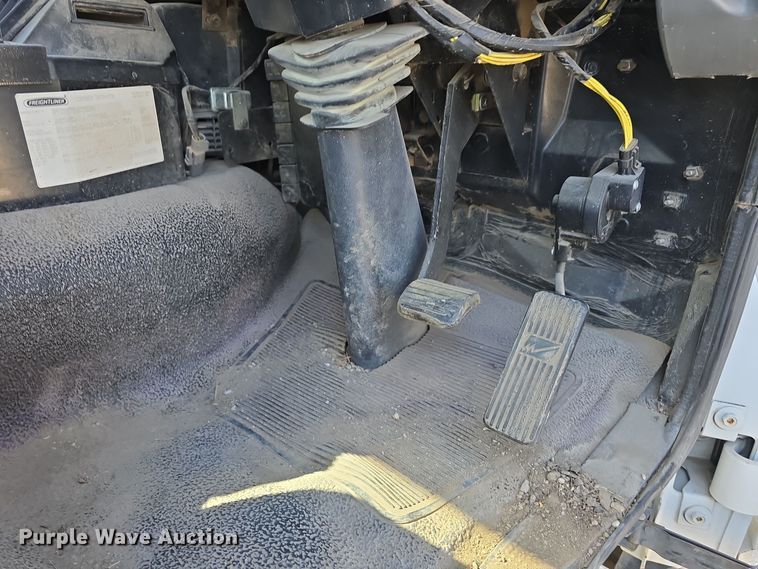 image for item DW3764 2000 Freightliner FC70 street sweeper truck