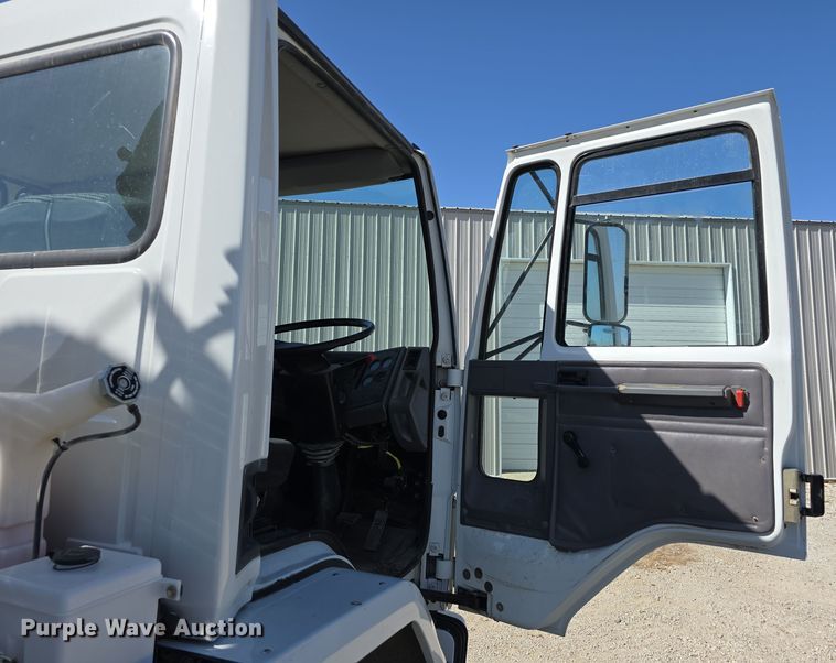 image for item DW3764 2000 Freightliner FC70 street sweeper truck