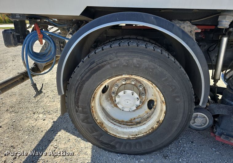 image for item DW3764 2000 Freightliner FC70 street sweeper truck