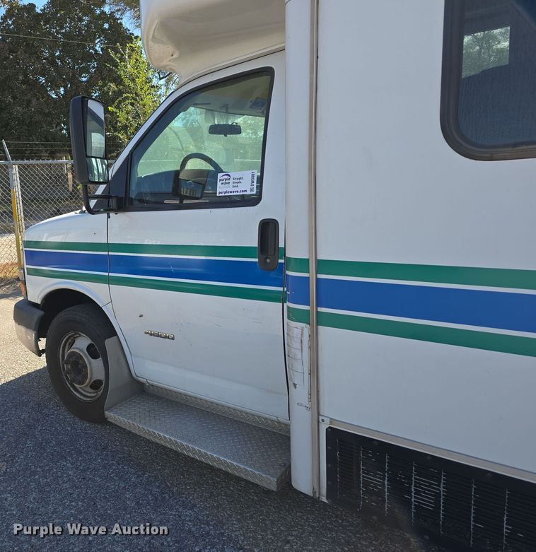 image for item DW3801 2010 Chevrolet Express G4500 shuttle bus