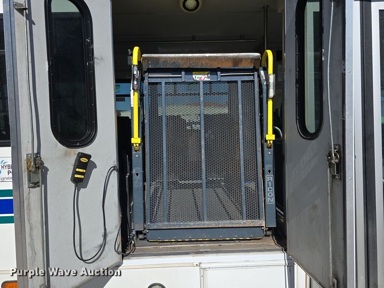 image for item DW3801 2010 Chevrolet Express G4500 shuttle bus