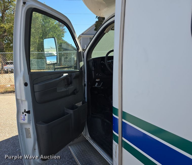 image for item DW3801 2010 Chevrolet Express G4500 shuttle bus