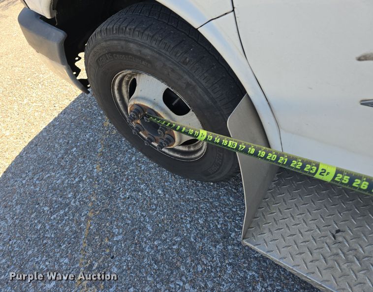 image for item DW3801 2010 Chevrolet Express G4500 shuttle bus