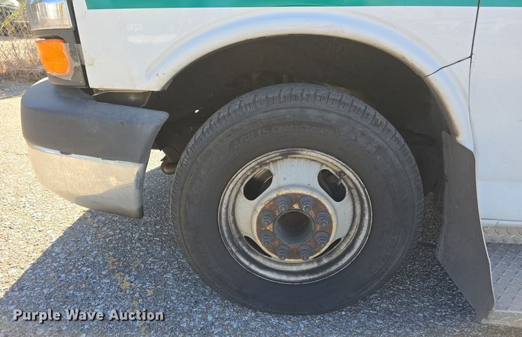 image for item DW3801 2010 Chevrolet Express G4500 shuttle bus