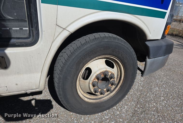 image for item DW3801 2010 Chevrolet Express G4500 shuttle bus