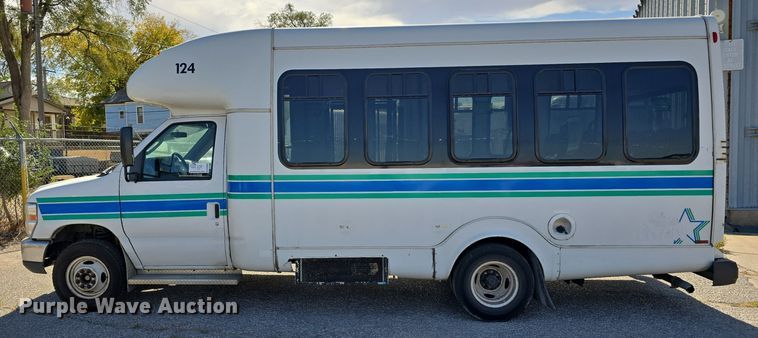 image for item DW3804 2013 Ford E450 Super Duty shuttle bus