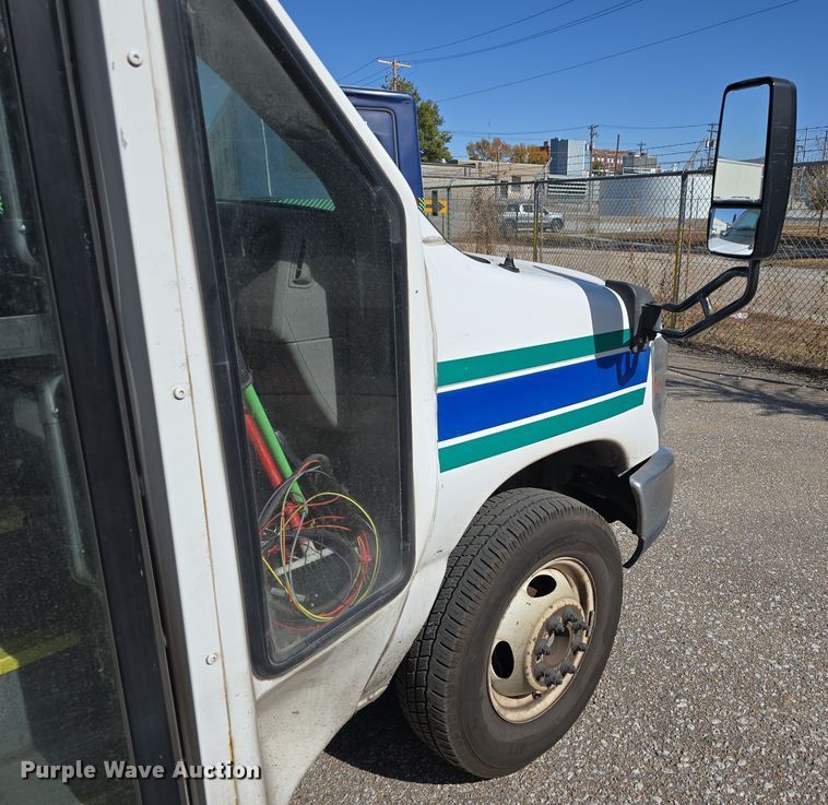 image for item DW3804 2013 Ford E450 Super Duty shuttle bus