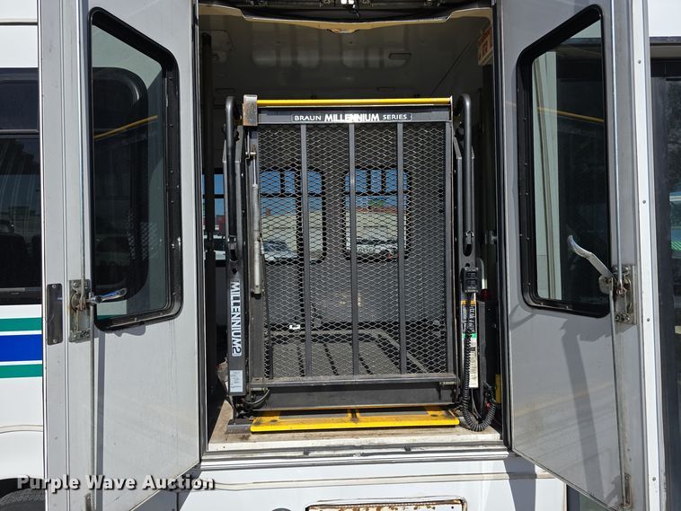 image for item DW3804 2013 Ford E450 Super Duty shuttle bus