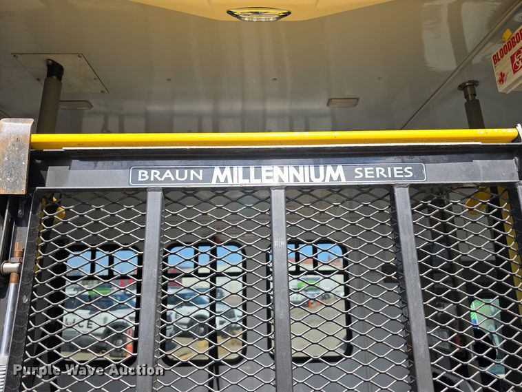 image for item DW3804 2013 Ford E450 Super Duty shuttle bus