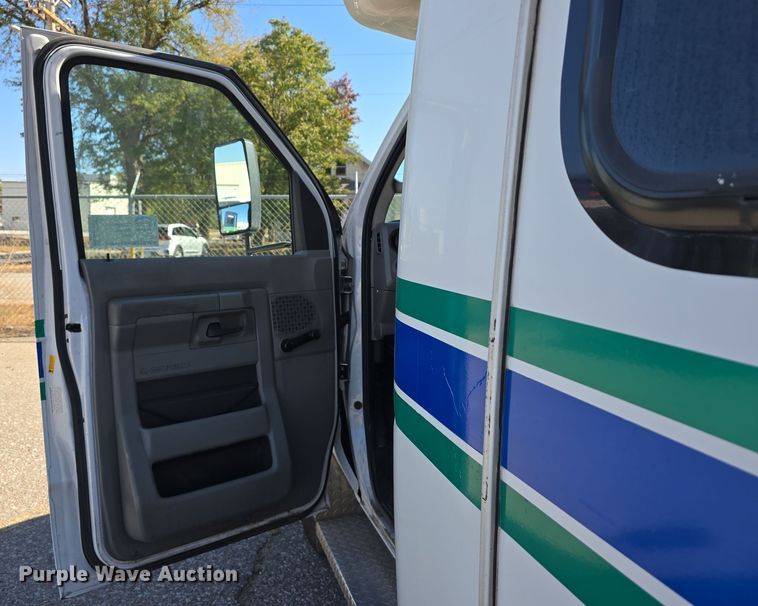 image for item DW3804 2013 Ford E450 Super Duty shuttle bus