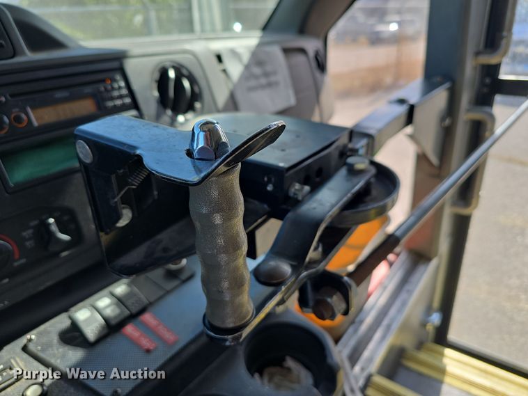 image for item DW3804 2013 Ford E450 Super Duty shuttle bus