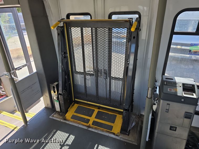 image for item DW3804 2013 Ford E450 Super Duty shuttle bus