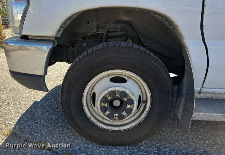 image for item DW3804 2013 Ford E450 Super Duty shuttle bus