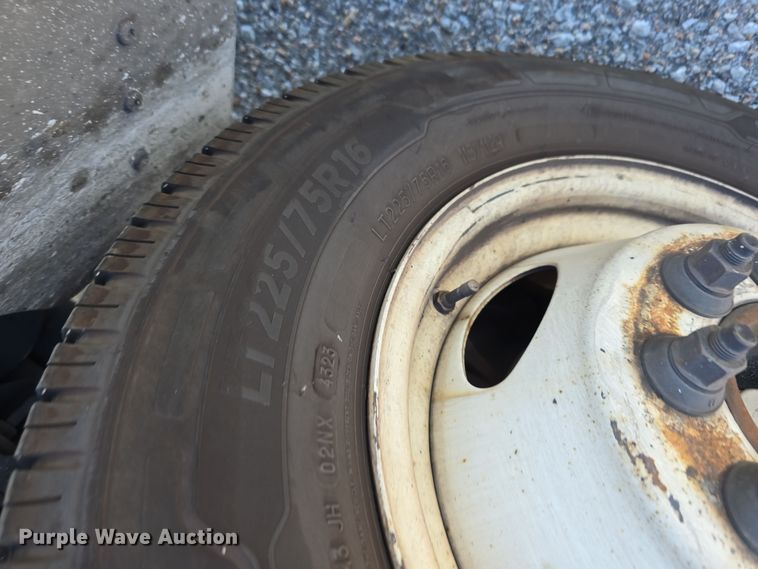 image for item DW3804 2013 Ford E450 Super Duty shuttle bus