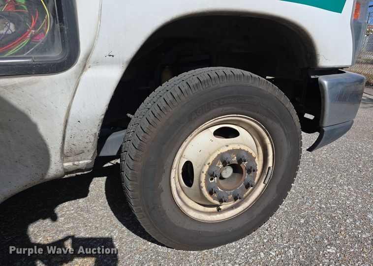 image for item DW3804 2013 Ford E450 Super Duty shuttle bus