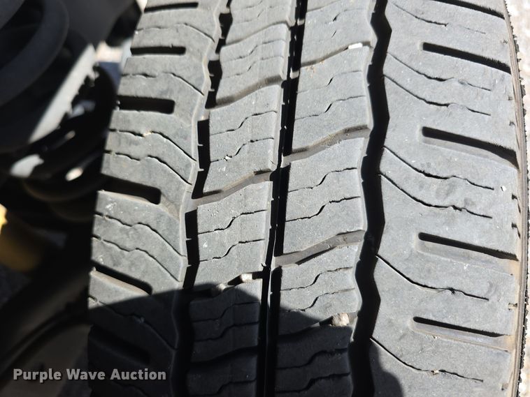 image for item DW3804 2013 Ford E450 Super Duty shuttle bus