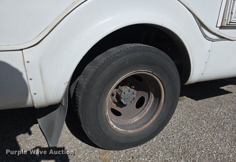 image for item DW3804 2013 Ford E450 Super Duty shuttle bus