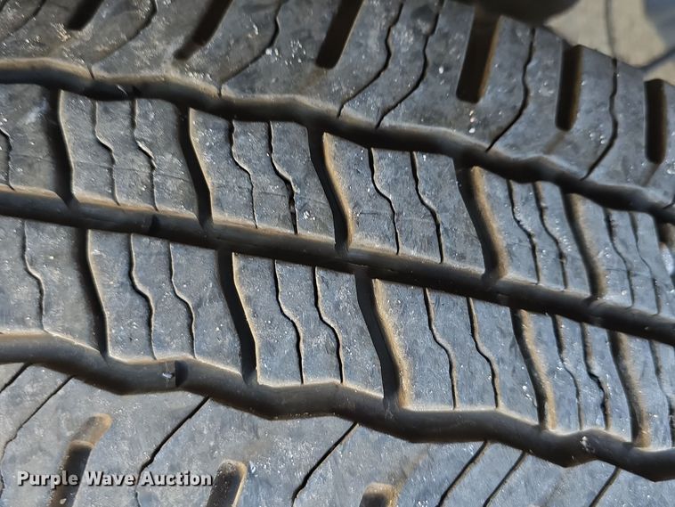 image for item DW3805 2017 Goshen Impulse Ford 220 shuttle bus