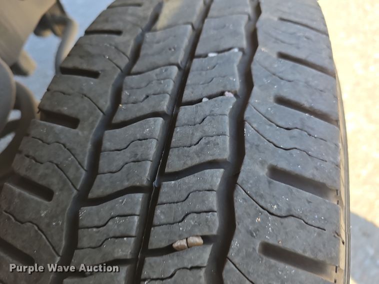 image for item DW3805 2017 Goshen Impulse Ford 220 shuttle bus