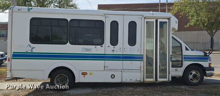 image for item DW3806 2010 Chevrolet 24' Glaval Titan shuttle bus