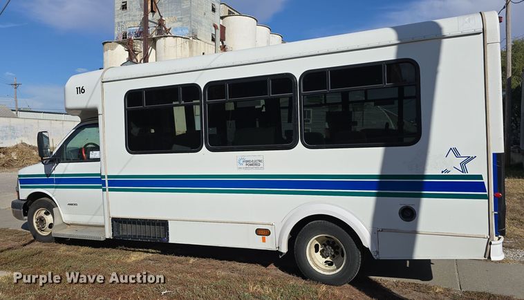 image for item DW3806 2010 Chevrolet 24' Glaval Titan shuttle bus