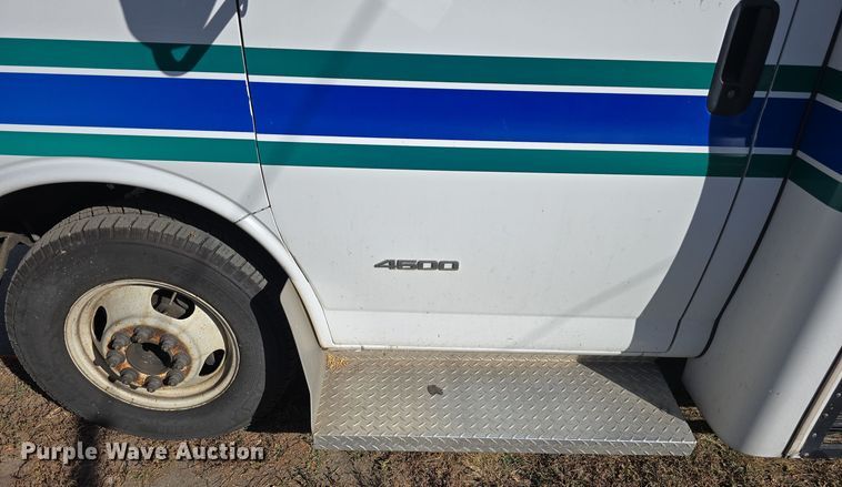 image for item DW3806 2010 Chevrolet 24' Glaval Titan shuttle bus