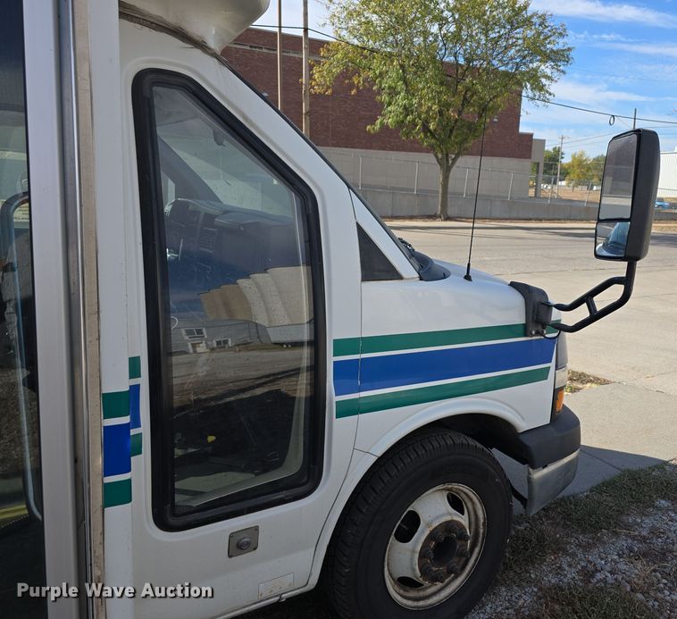 image for item DW3806 2010 Chevrolet 24' Glaval Titan shuttle bus