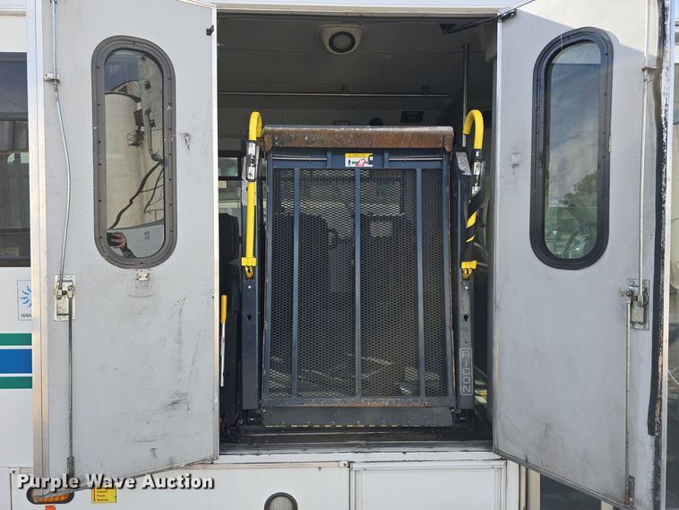 image for item DW3806 2010 Chevrolet 24' Glaval Titan shuttle bus