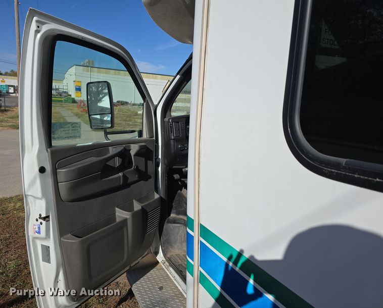 image for item DW3806 2010 Chevrolet 24' Glaval Titan shuttle bus