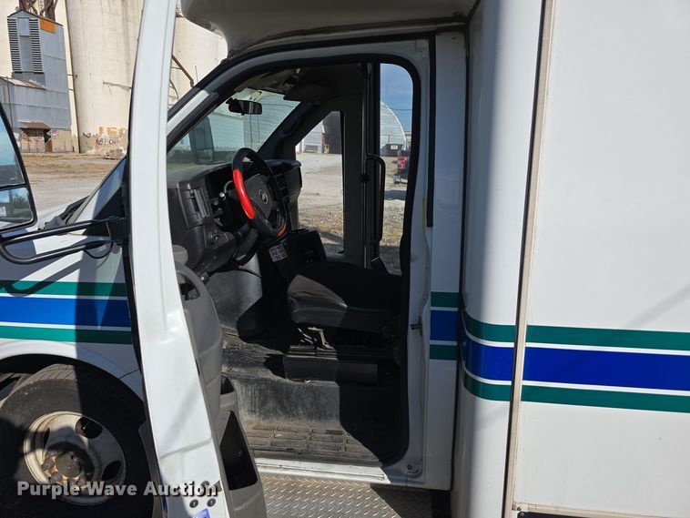 image for item DW3806 2010 Chevrolet 24' Glaval Titan shuttle bus