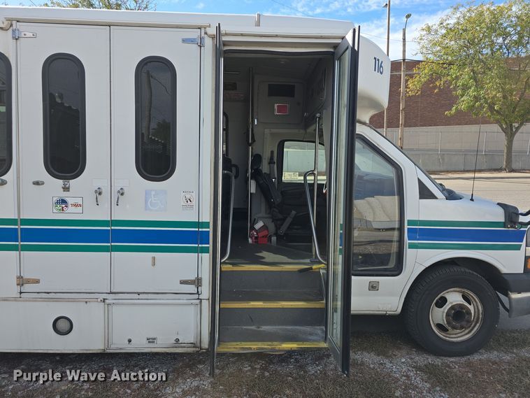 image for item DW3806 2010 Chevrolet 24' Glaval Titan shuttle bus