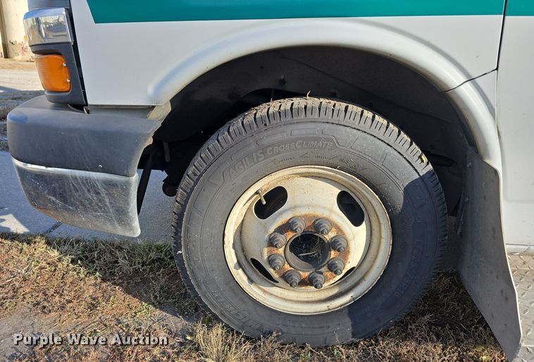 image for item DW3806 2010 Chevrolet 24' Glaval Titan shuttle bus