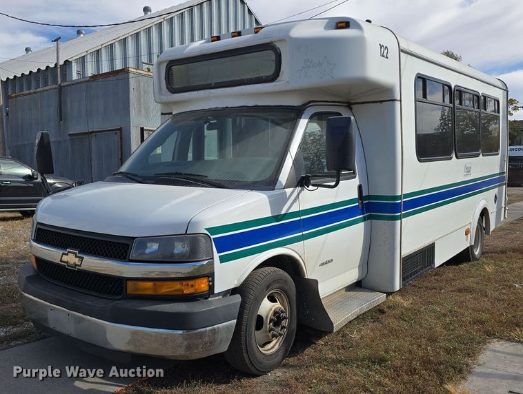 image for item DW3807 2010 Chevrolet 24' Glaval Titan shuttle bus