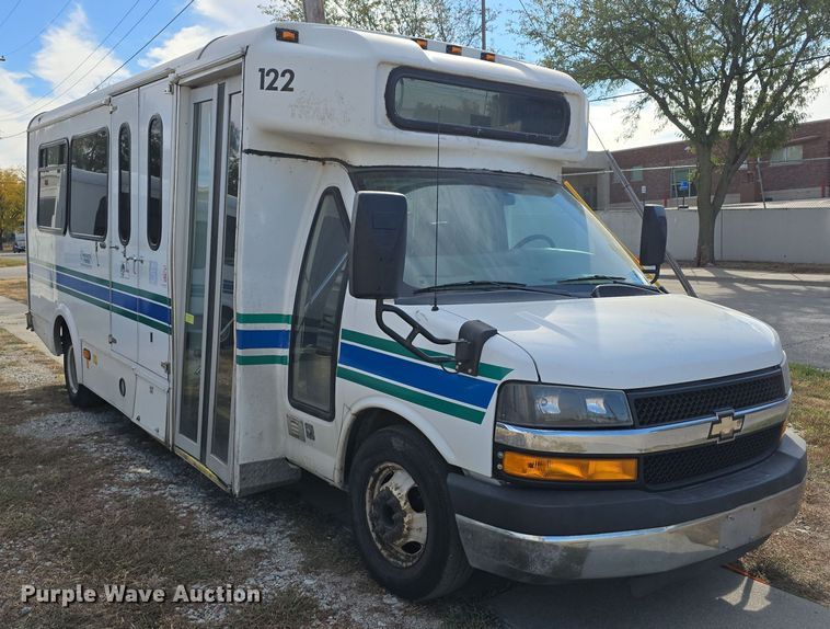 image for item DW3807 2010 Chevrolet 24' Glaval Titan shuttle bus