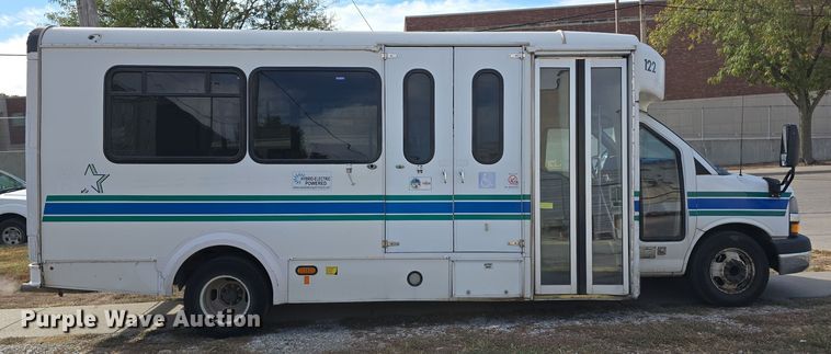 image for item DW3807 2010 Chevrolet 24' Glaval Titan shuttle bus