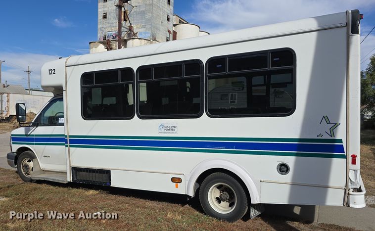 image for item DW3807 2010 Chevrolet 24' Glaval Titan shuttle bus