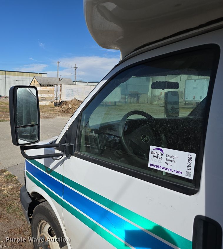 image for item DW3807 2010 Chevrolet 24' Glaval Titan shuttle bus