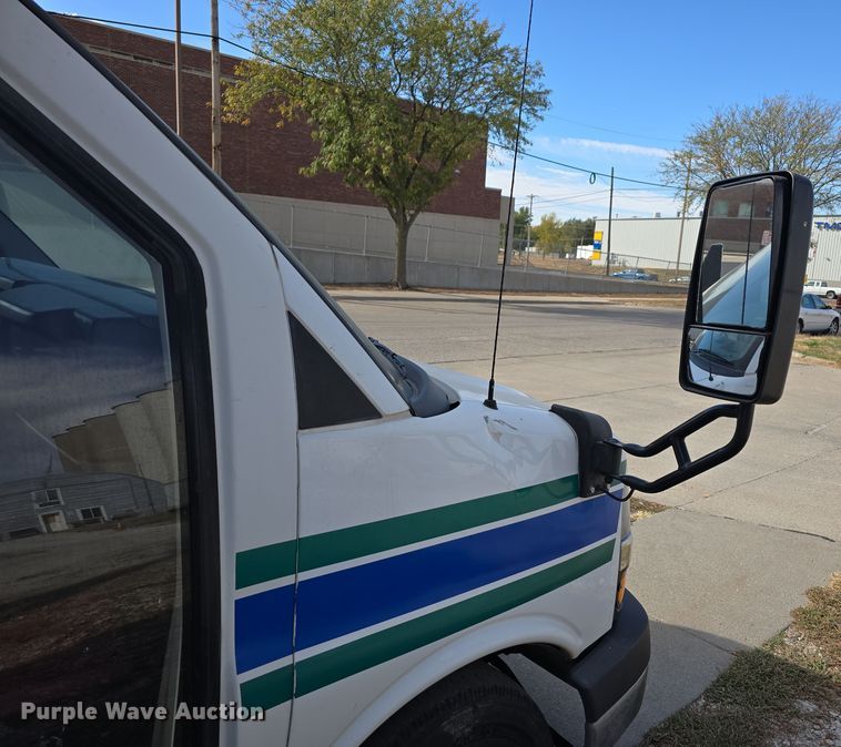 image for item DW3807 2010 Chevrolet 24' Glaval Titan shuttle bus