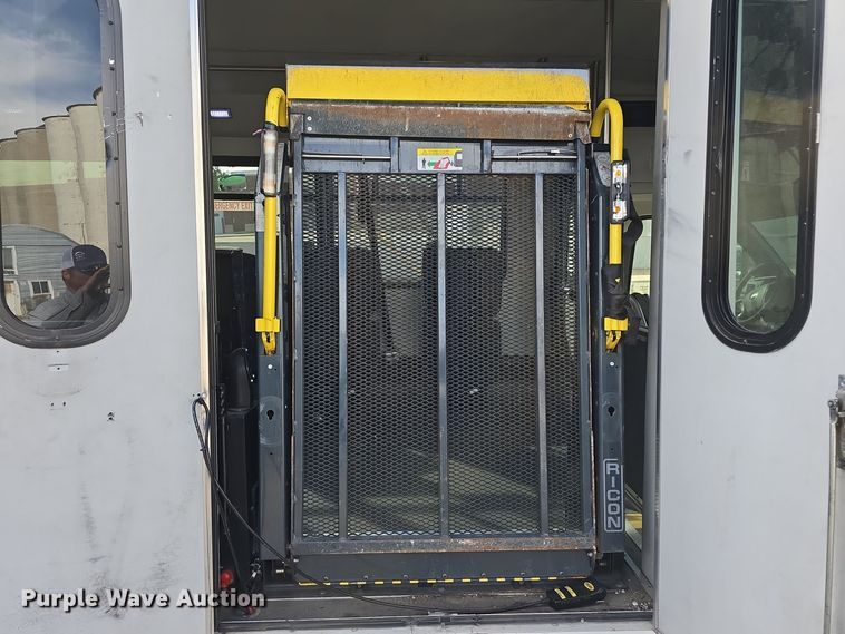 image for item DW3807 2010 Chevrolet 24' Glaval Titan shuttle bus