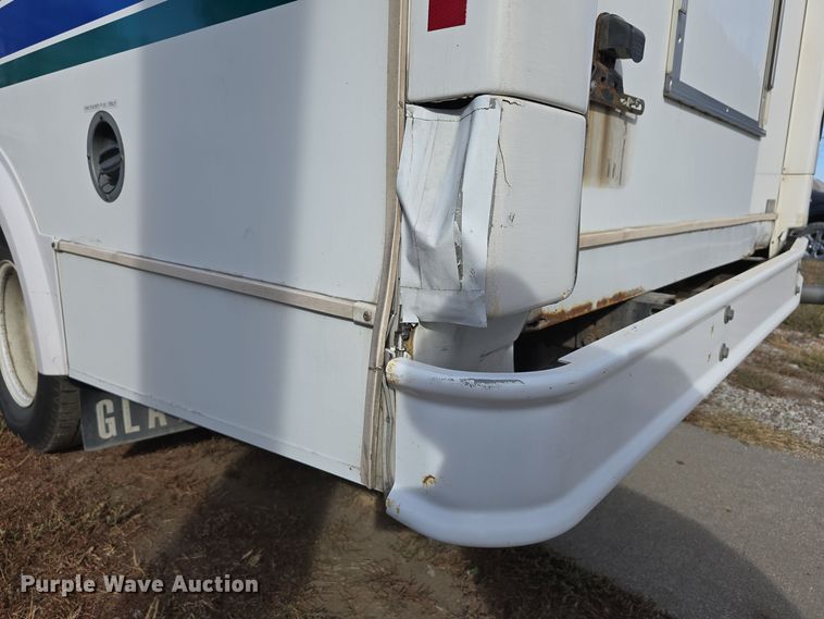 image for item DW3807 2010 Chevrolet 24' Glaval Titan shuttle bus