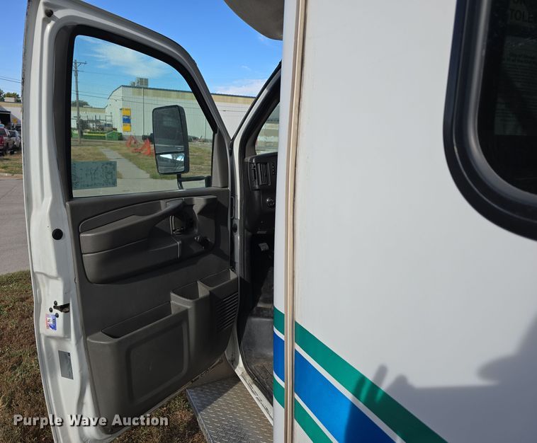 image for item DW3807 2010 Chevrolet 24' Glaval Titan shuttle bus