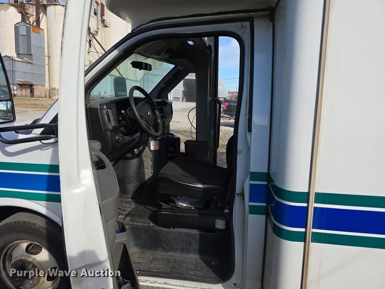 image for item DW3807 2010 Chevrolet 24' Glaval Titan shuttle bus