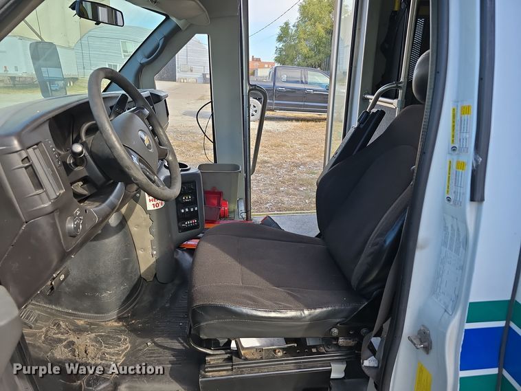 image for item DW3807 2010 Chevrolet 24' Glaval Titan shuttle bus