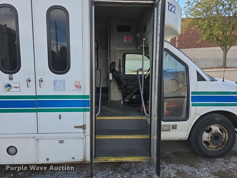 image for item DW3807 2010 Chevrolet 24' Glaval Titan shuttle bus