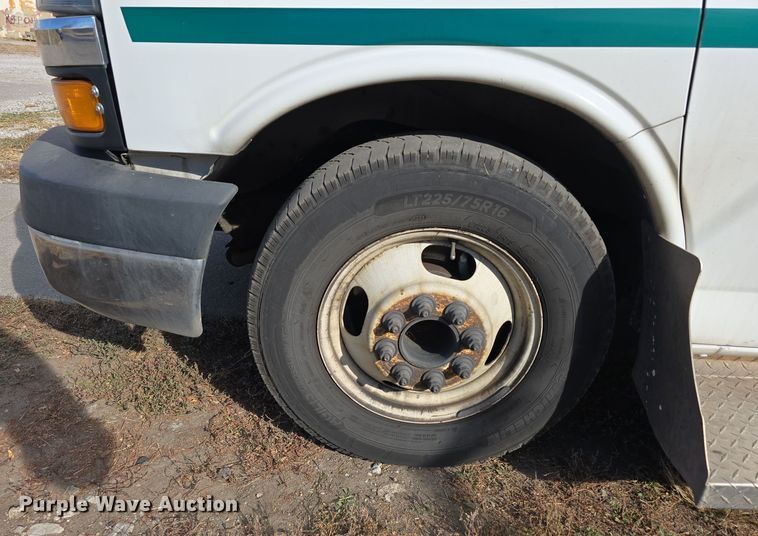 image for item DW3807 2010 Chevrolet 24' Glaval Titan shuttle bus