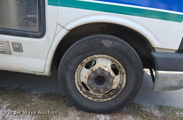 image for item DW3807 2010 Chevrolet 24' Glaval Titan shuttle bus