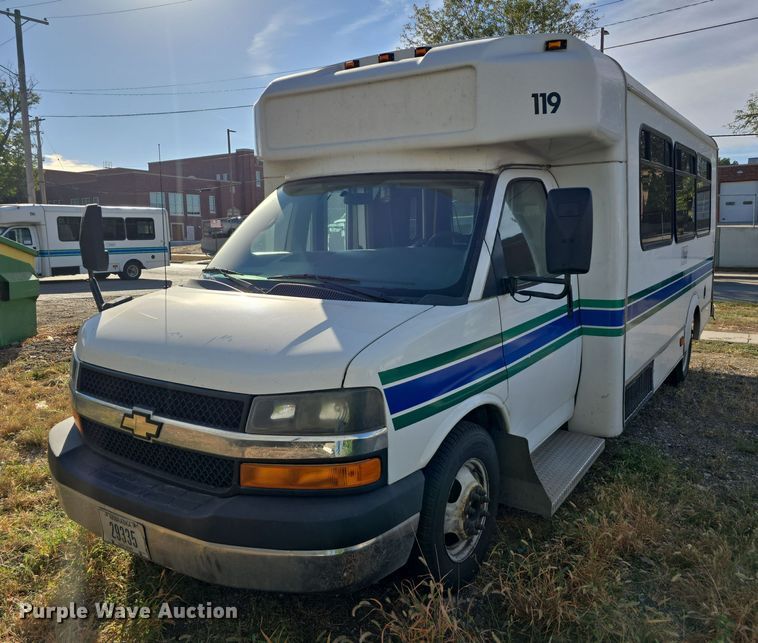 image for item DW3808 2010 Chevrolet 24' Glaval Titan shuttle bus